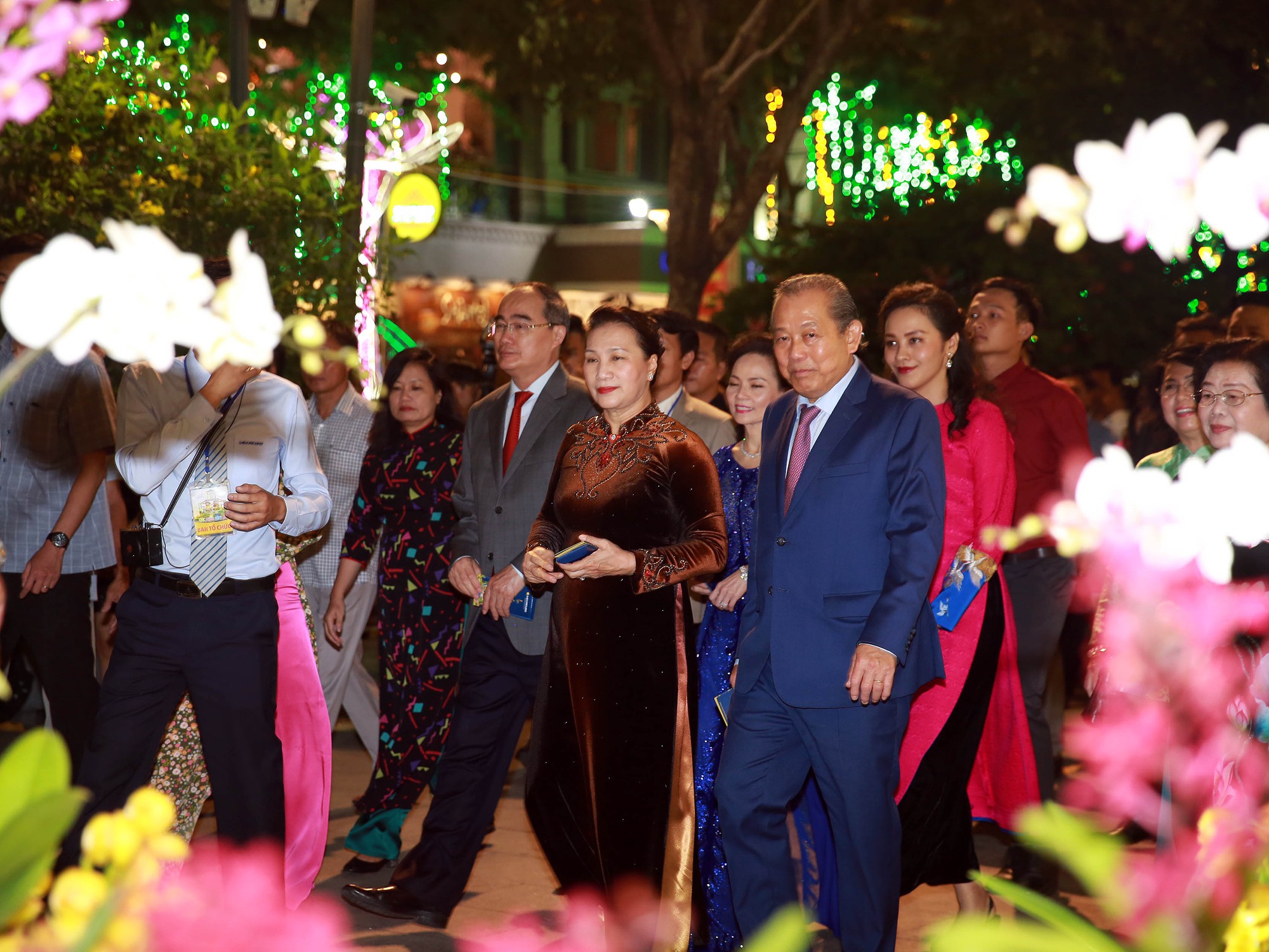 Chủ tịch Quốc Hội bỏ ống heo nghĩa tình ở đường hoa Nguyễn Huệ - Ảnh 7.