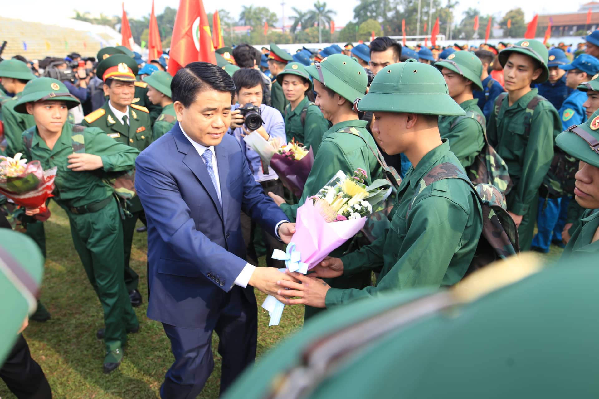 Cận cảnh hàng ngàn thanh niên thủ đô bịn rịn ngày nhập ngũ - Ảnh 9.