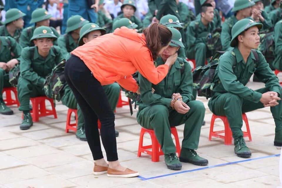 Cận cảnh hàng ngàn thanh niên thủ đô bịn rịn ngày nhập ngũ - Ảnh 15.