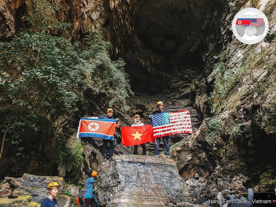 Rực rỡ quốc kỳ Việt Nam - Mỹ - Triều Tiên tại hang động lớn nhất thế giới - Ảnh 7.