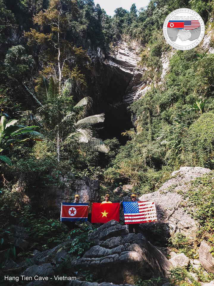 Rực rỡ quốc kỳ Việt Nam - Mỹ - Triều Tiên tại hang động lớn nhất thế giới - Ảnh 10.