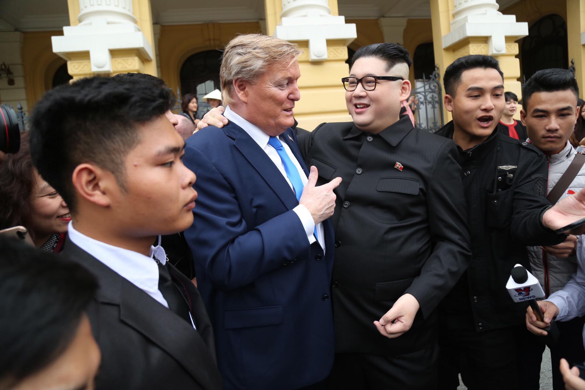 Bản sao Donald Trump và Kim Jong-un bất ngờ cùng nhau bước vào khách sạn Metropole - Ảnh 6.