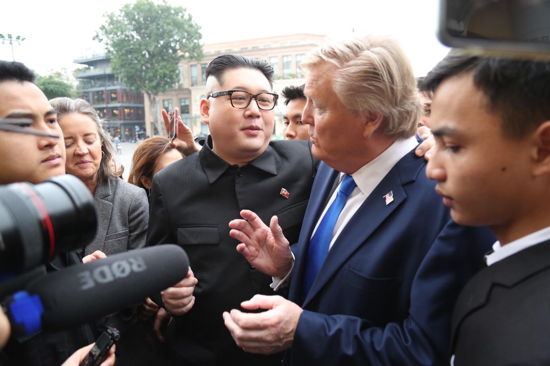 Bản sao Donald Trump và Kim Jong-un bất ngờ cùng nhau bước vào khách sạn Metropole - Ảnh 8.