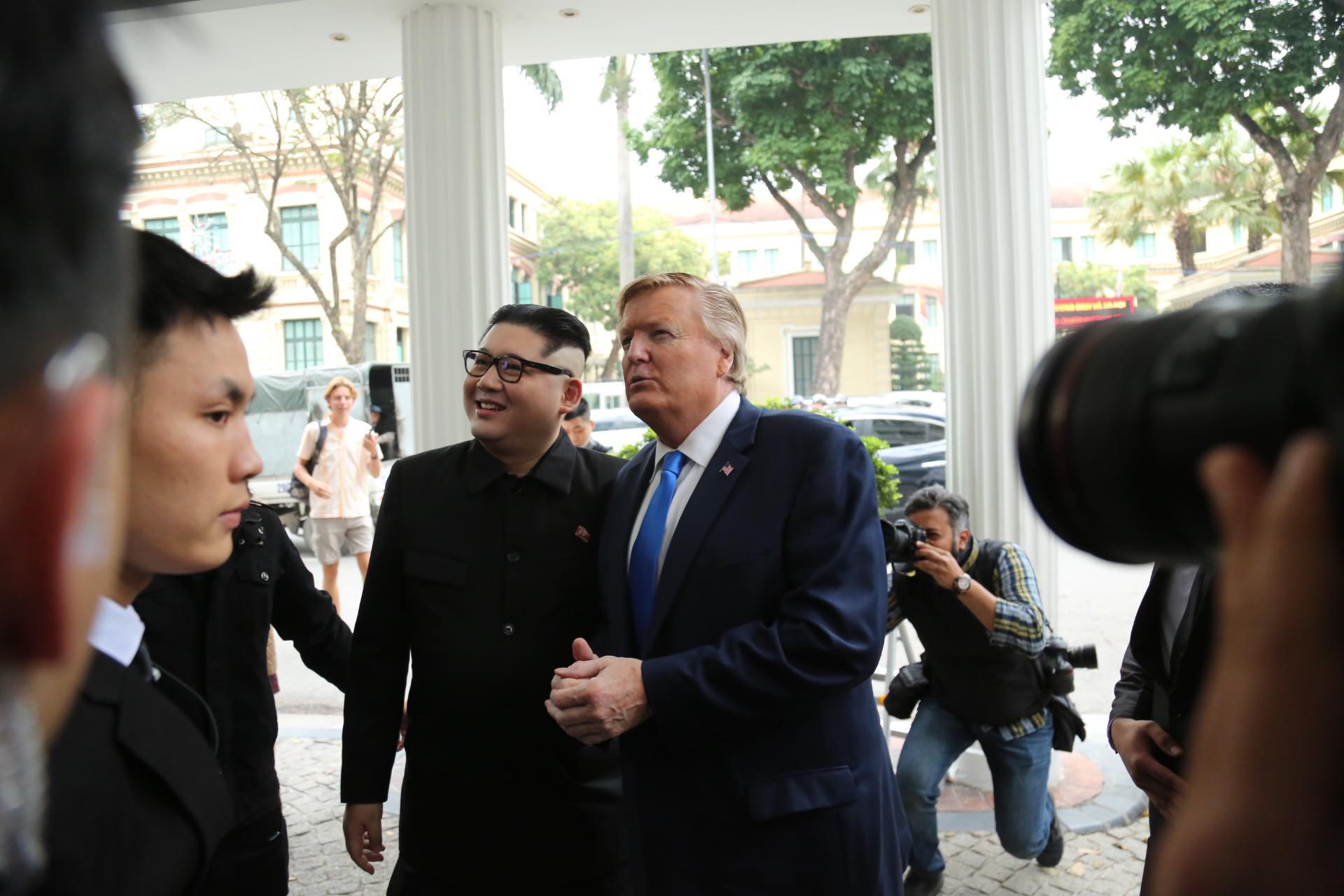 Bản sao Donald Trump và Kim Jong-un bất ngờ cùng nhau bước vào khách sạn Metropole - Ảnh 9.