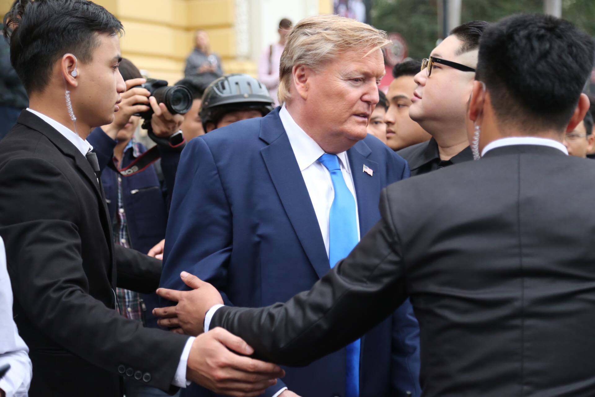 Bản sao Donald Trump và Kim Jong-un bất ngờ cùng nhau bước vào khách sạn Metropole - Ảnh 10.