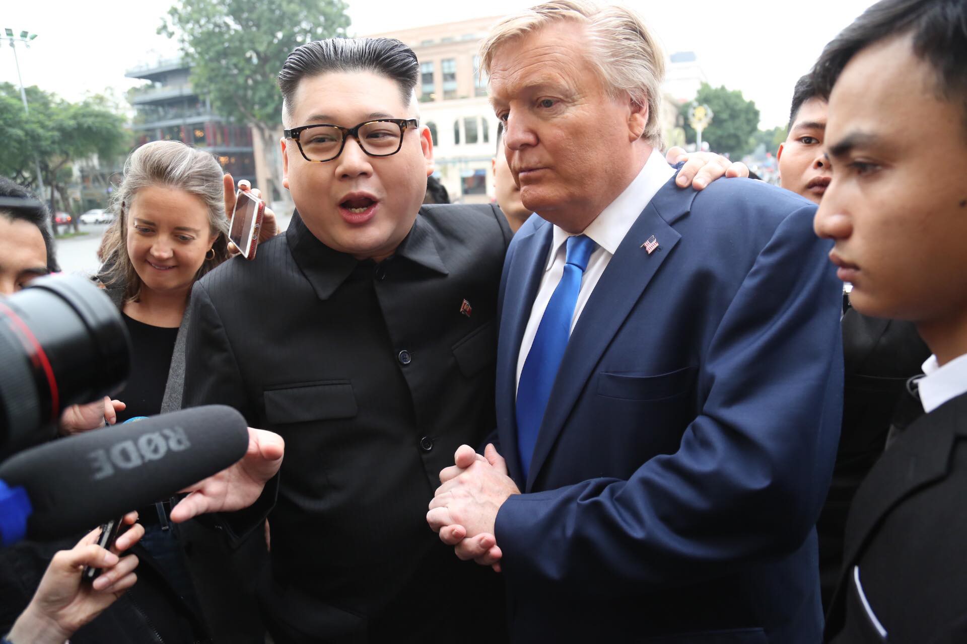 Bản sao Donald Trump và Kim Jong-un bất ngờ cùng nhau bước vào khách sạn Metropole - Ảnh 13.