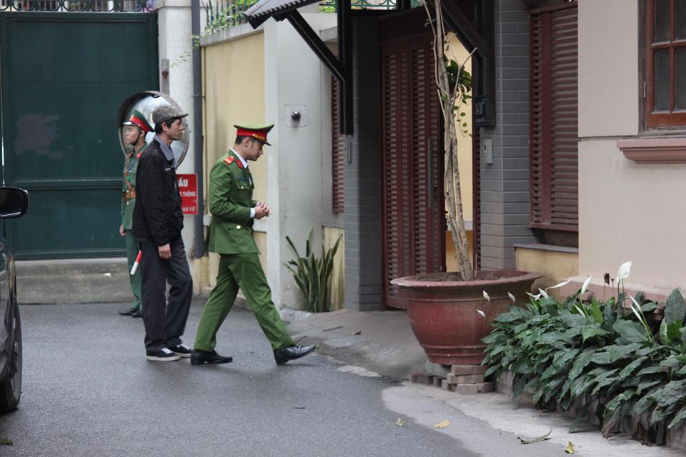 Cận cảnh khám xét nhà 2 cựu bộ trưởng Nguyễn Bắc Son và Trương Minh Tuấn - Ảnh 1.