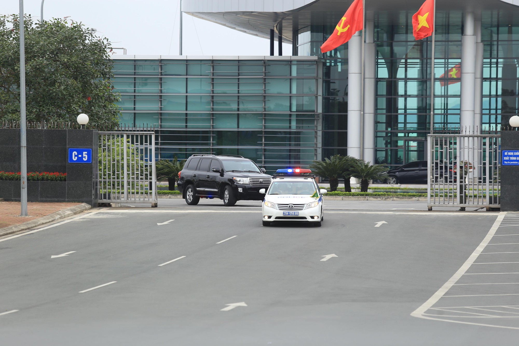 Đoàn xe rời Nội Bài về trung tâm Hà Nội sau khi máy bay Air Koryo của Triều Tiên hạ cánh - Ảnh 2.
