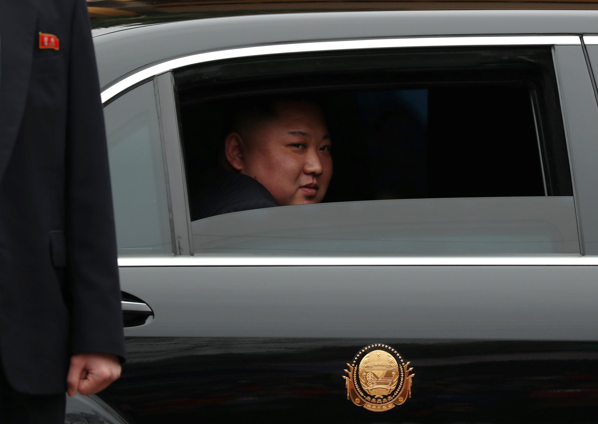 Dàn cận vệ chạy theo xe, đưa Chủ tịch Kim Jong-un rời ga Đồng Đăng - Ảnh 6.