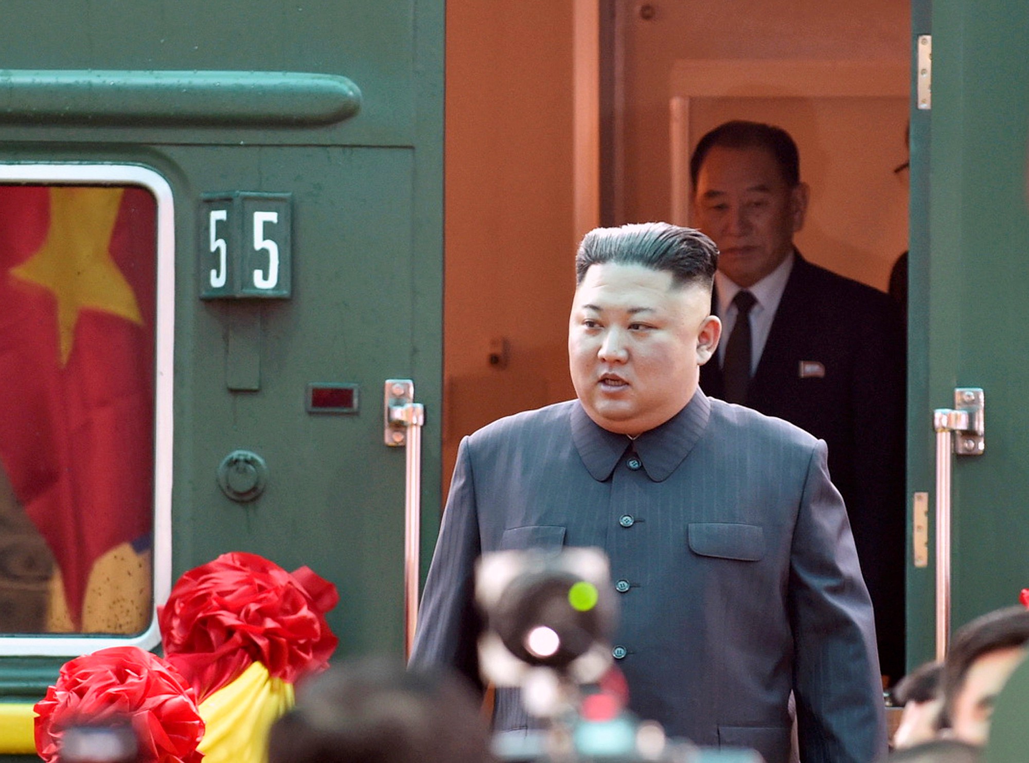Dàn cận vệ chạy theo xe, đưa Chủ tịch Kim Jong-un rời ga Đồng Đăng - Ảnh 2.