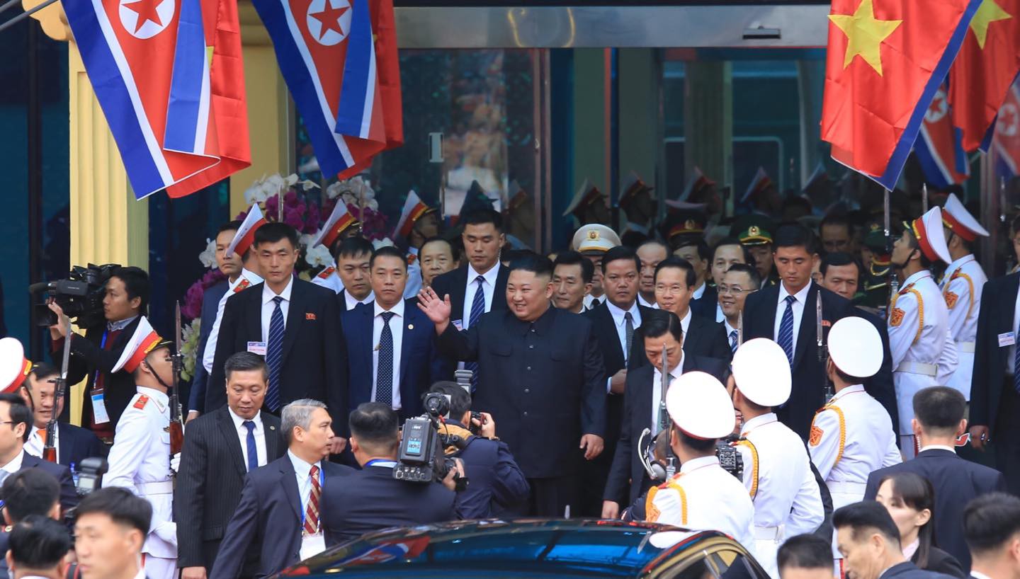 Dàn cận vệ chạy theo xe, đưa Chủ tịch Kim Jong-un rời ga Đồng Đăng - Ảnh 10.