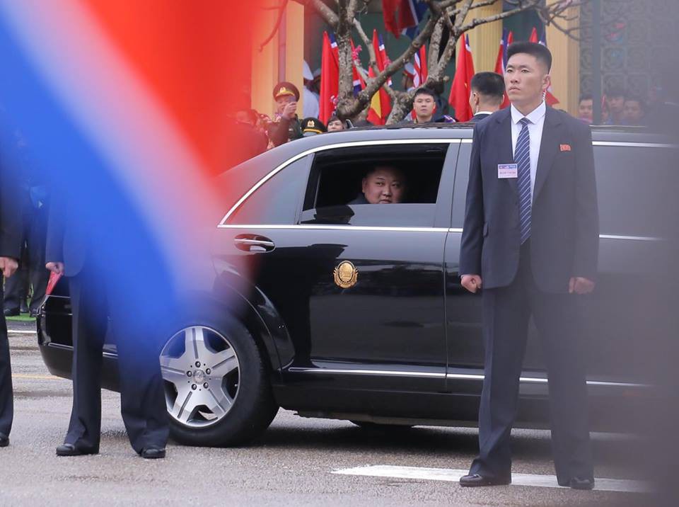 Dàn cận vệ chạy theo xe, đưa Chủ tịch Kim Jong-un rời ga Đồng Đăng - Ảnh 11.