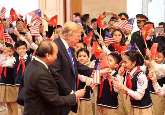 Tổng thống Donald Trump trao Thủ tướng Nguyễn Xuân Phúc lá quốc kỳ Mỹ - Ảnh 3.
