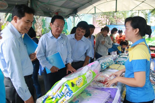 Gắn phong trào thi đua với bảo vệ, chăm lo cho người lao động - Ảnh 1.