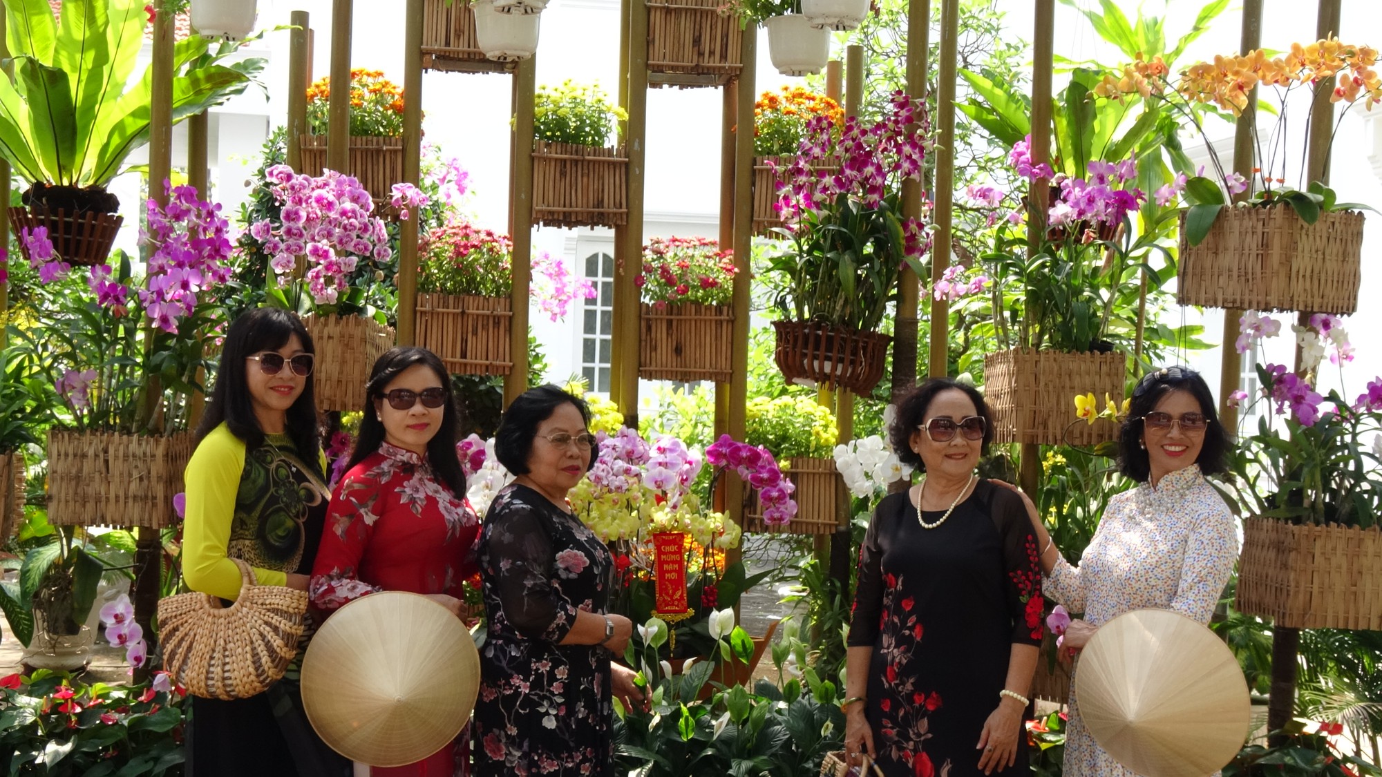 Trụ sở UBND tỉnh Đồng Tháp thân thiện đón khách du Xuân - Ảnh 2.