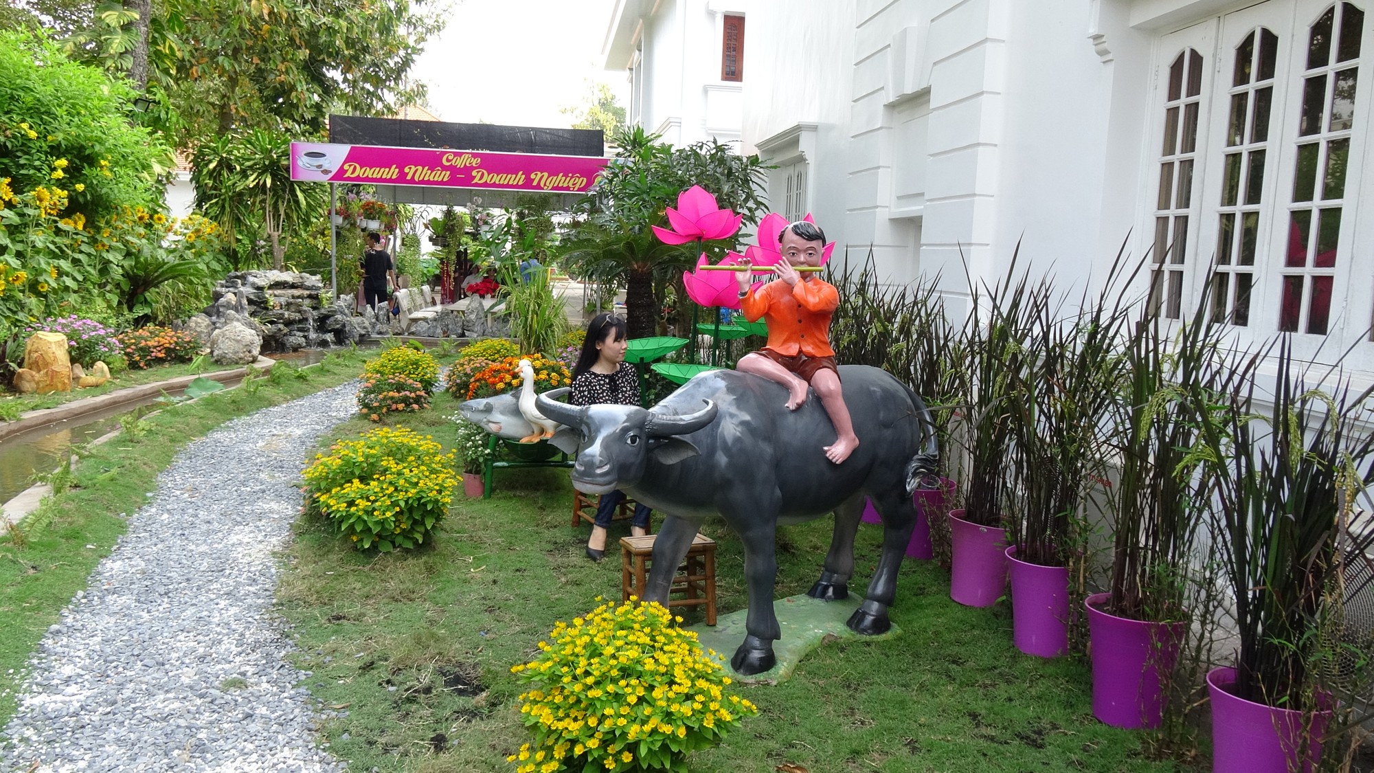 Trụ sở UBND tỉnh Đồng Tháp thân thiện đón khách du Xuân - Ảnh 13.