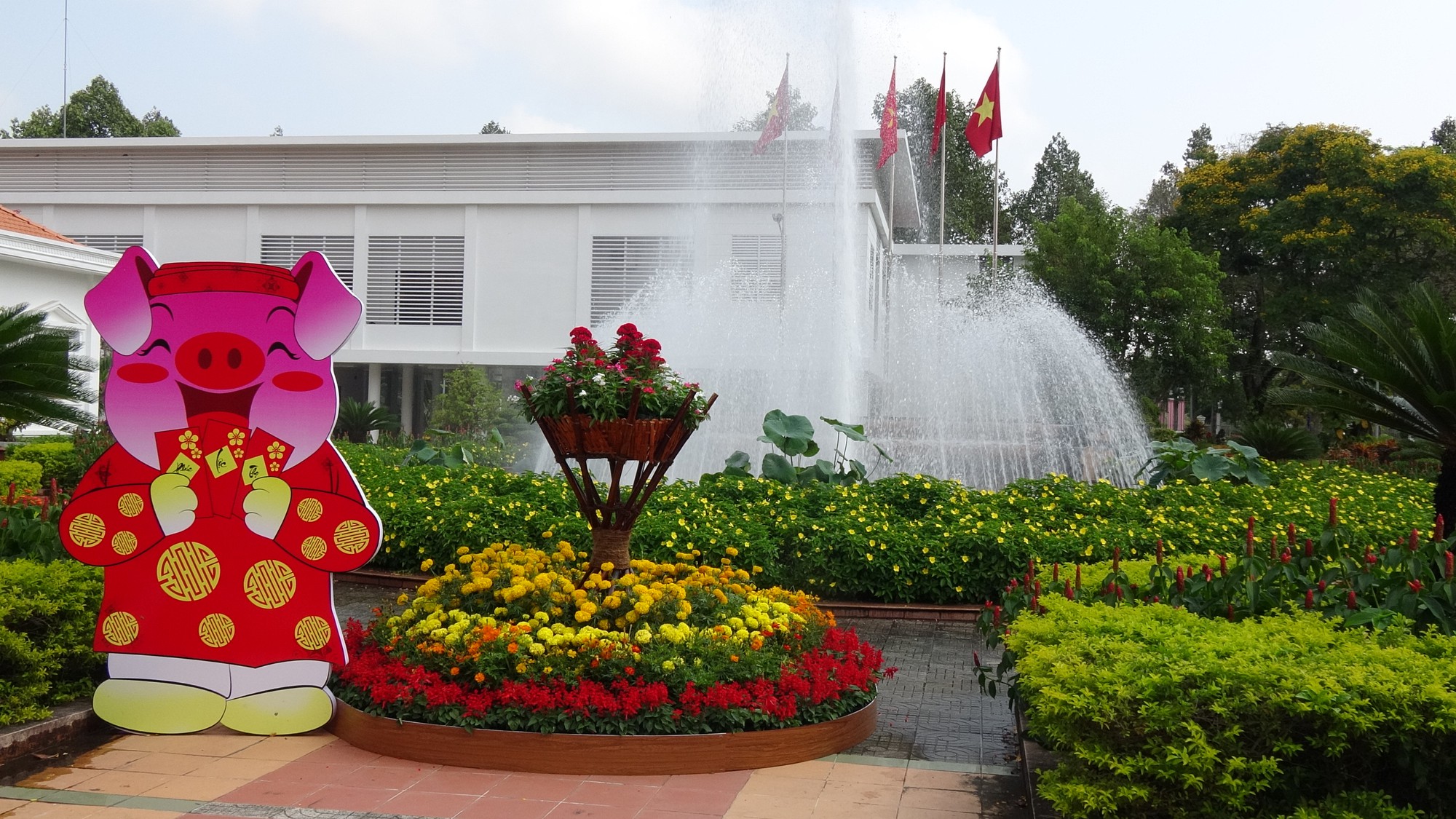 Trụ sở UBND tỉnh Đồng Tháp thân thiện đón khách du Xuân - Ảnh 14.