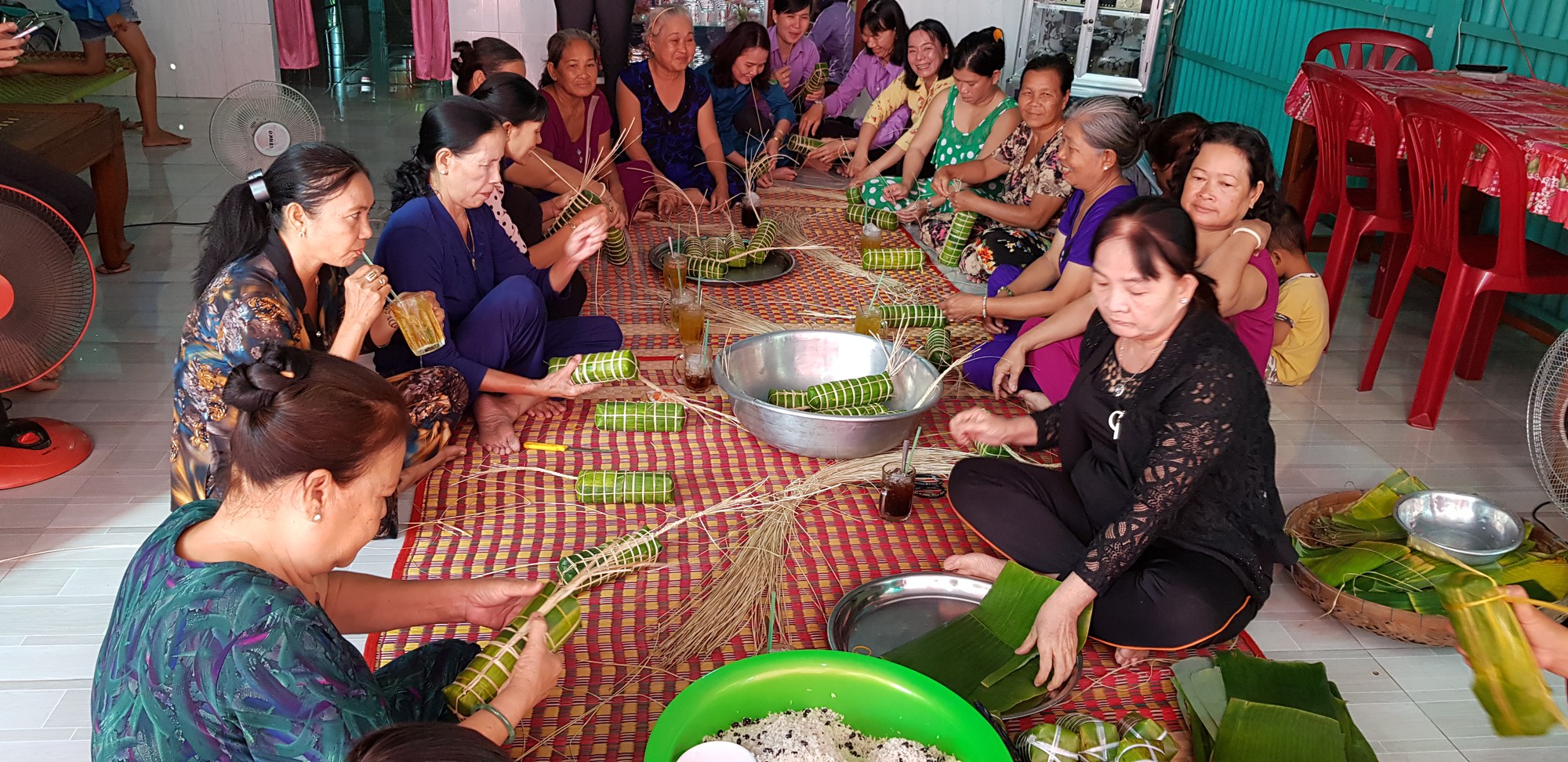 Về Đồng Tháp xem gói cả ngàn đòn bánh tét “Tết quân – dân” - Ảnh 1.