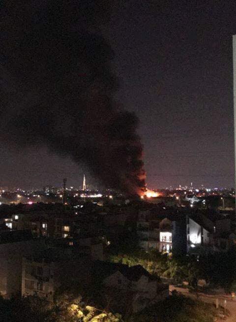 Cháy lớn tại một nhà xưởng ngoại ô TP HCM - Ảnh 2.
