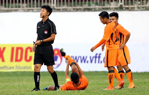 Cầu thủ U19 Đà Nẵng gãy chân do mặt sân xấu - Ảnh 3.