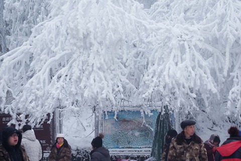Núi Nga Mi ngập tuyết trắng - điểm du lịch hút khách ở Trung Quốc - Ảnh 2.