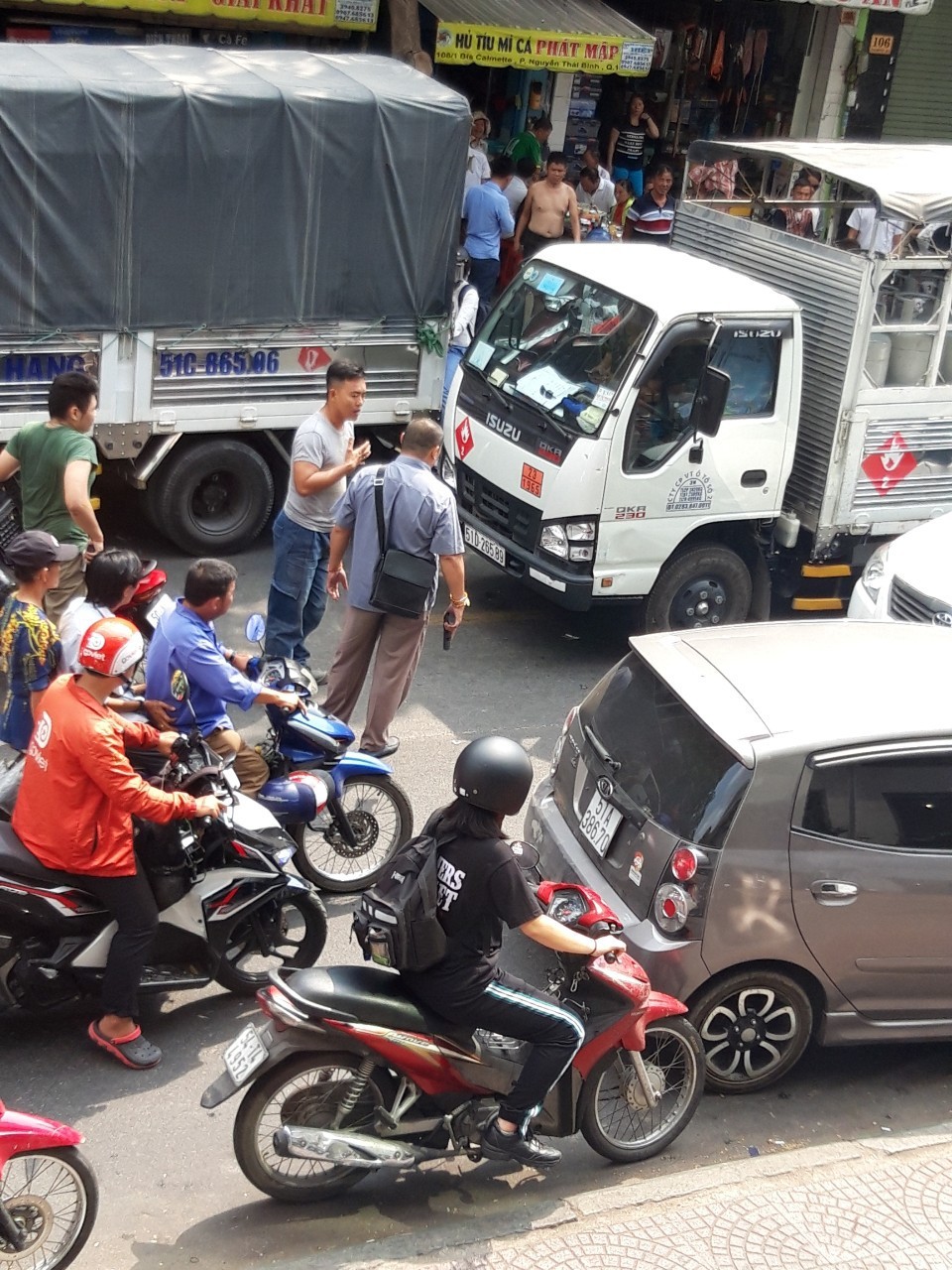 [VIDEO] - Giành đường đánh nhau náo loạn trung tâm TP HCM - Ảnh 4.