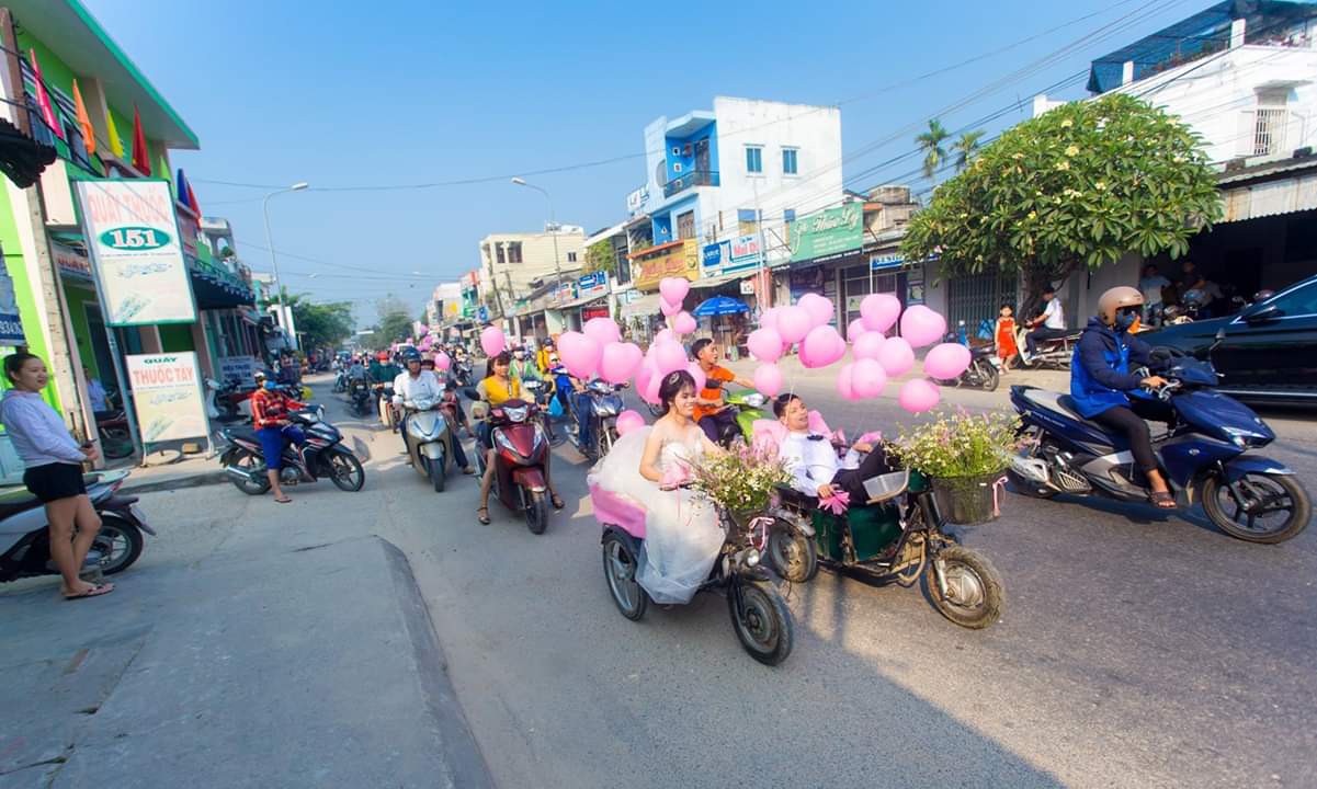 Lễ cưới trên xe lăn lay động hàng triệu trái tim - Ảnh 4.