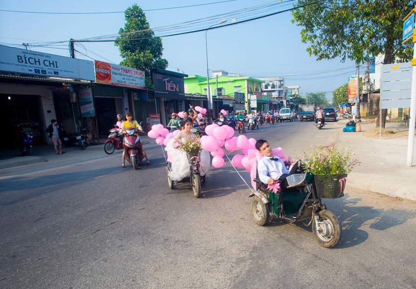 Lễ cưới trên xe lăn lay động hàng triệu trái tim - Ảnh 3.