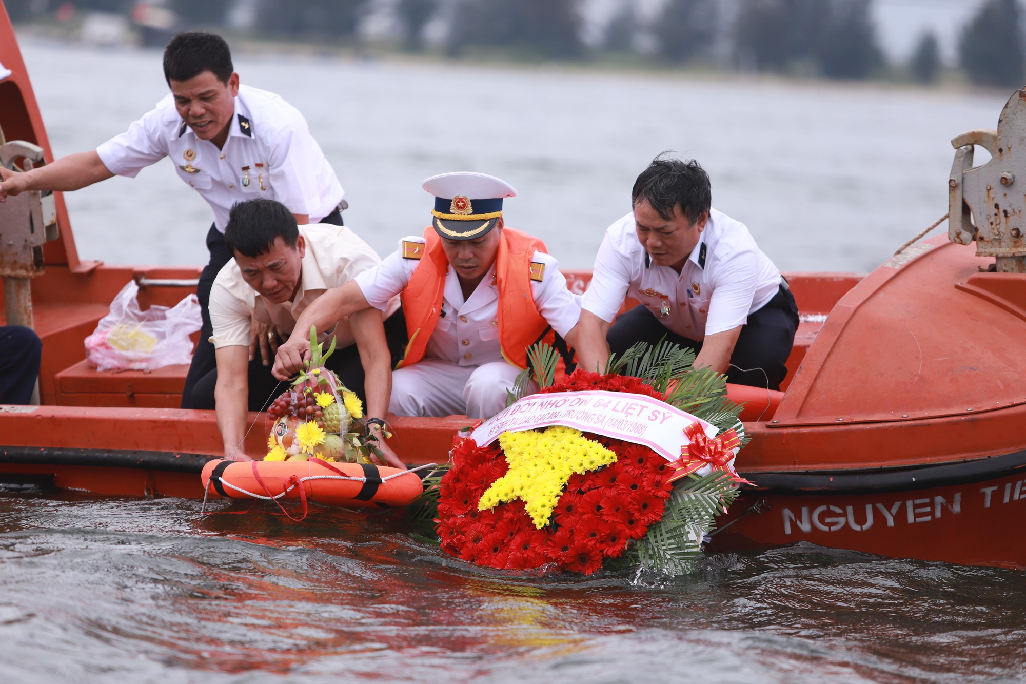 Mẹ già rơi nước mắt trong lễ tưởng niệm liệt sĩ Gạc Ma - Ảnh 11.