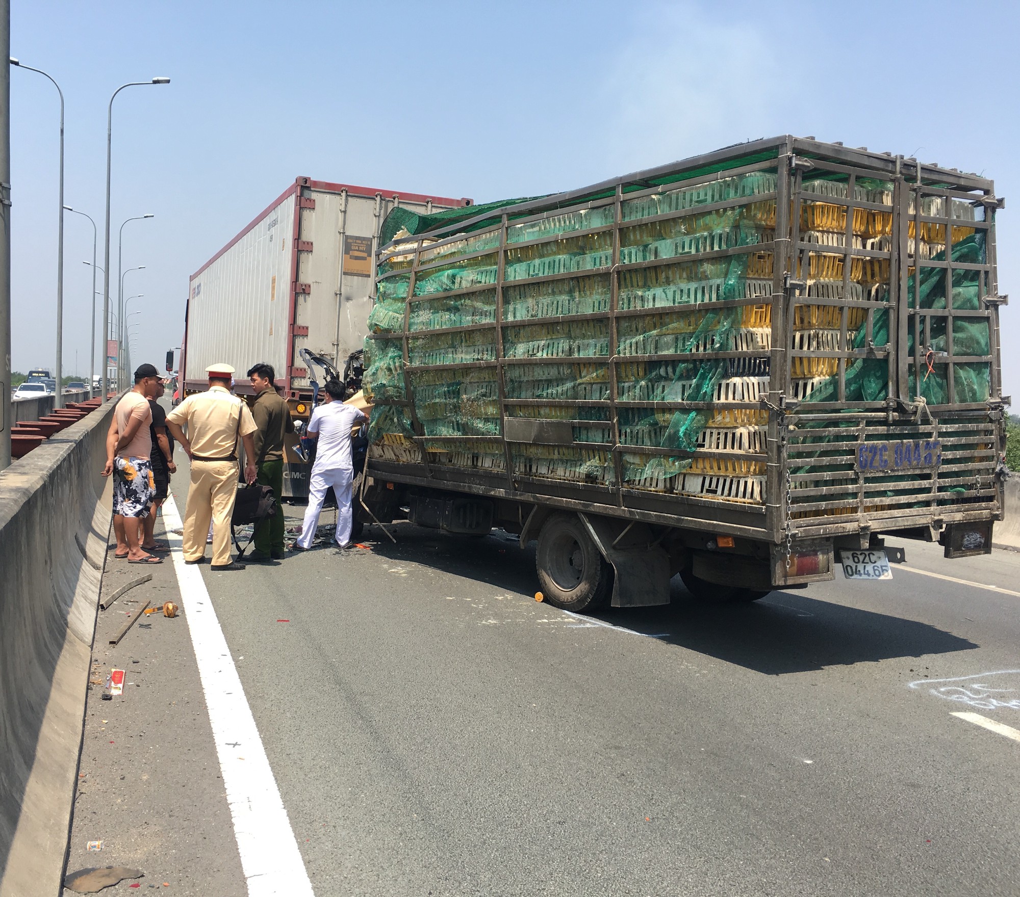Tai nạn nghiêm trọng trên đường cao tốc TP HCM - Long Thành, ít nhất 2 người chết - Ảnh 2.