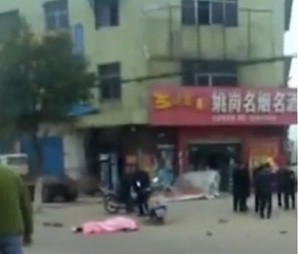 Trung Quốc: Cảnh sát nổ súng ngăn tài xế lao vào đám đông - Ảnh 1.