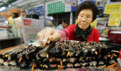 Khám phá ẩm thực tại ngôi chợ cổ nhất Seoul - Ảnh 2.