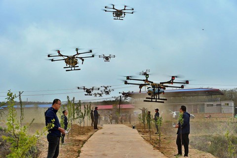 Phi công lái drone - nghề hot nhất ở nông thôn Trung Quốc - Ảnh 2.