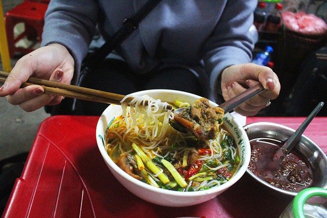 Quán bún cá Sâm cây si hơn 20 năm ghi điểm - Ảnh 1. Quán bún cá Sâm cây si hơn 20 năm ghi điểm - Ảnh 1.