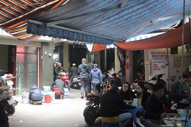 Quán bún cá Sâm cây si hơn 20 năm ghi điểm - Ảnh 2. Quán bún cá Sâm cây si hơn 20 năm ghi điểm - Ảnh 2.