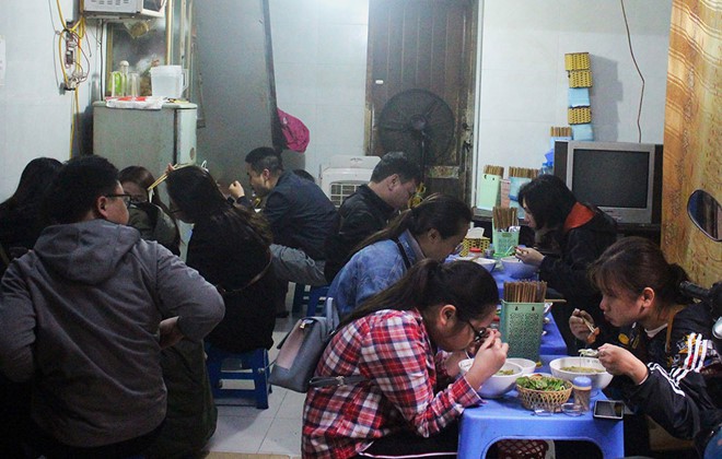 Quán bún cá Sâm cây si hơn 20 năm ghi điểm - Ảnh 4. Quán bún cá Sâm cây si hơn 20 năm ghi điểm - Ảnh 4.