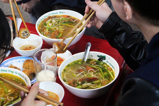 Quán bún cá Sâm cây si hơn 20 năm ghi điểm - Ảnh 5. Quán bún cá Sâm cây si hơn 20 năm ghi điểm - Ảnh 5.