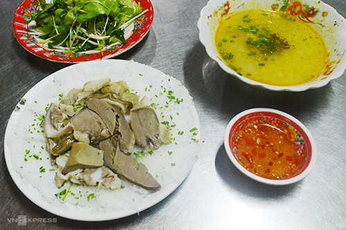 10 món ăn đường phố hấp dẫn ở Quy Nhơn - Ảnh 1.