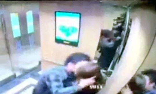 Nữ sinh viên bị cưỡng hôn trong thang máy lên tiếng sau khi làm việc với công an - Ảnh 1.