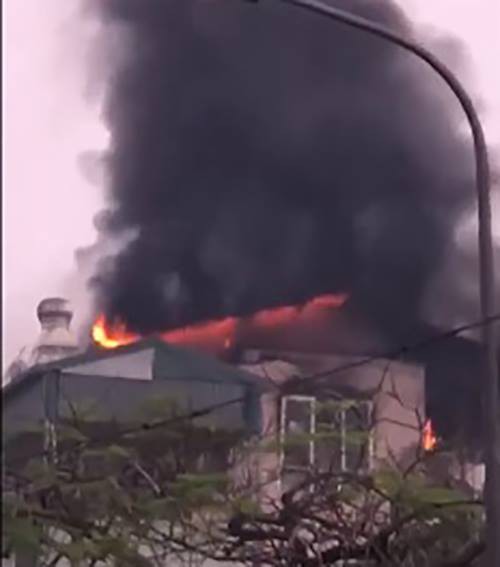 Giải cứu 9 người trong đám cháy lớn bùng phát nhanh ở Hà Nội - Ảnh 1.
