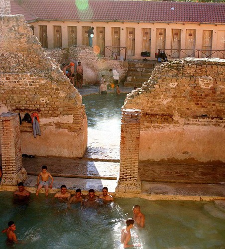 Nhà tắm công cộng 2.000 năm vẫn đông nghịt khách mỗi ngày - Ảnh 1.