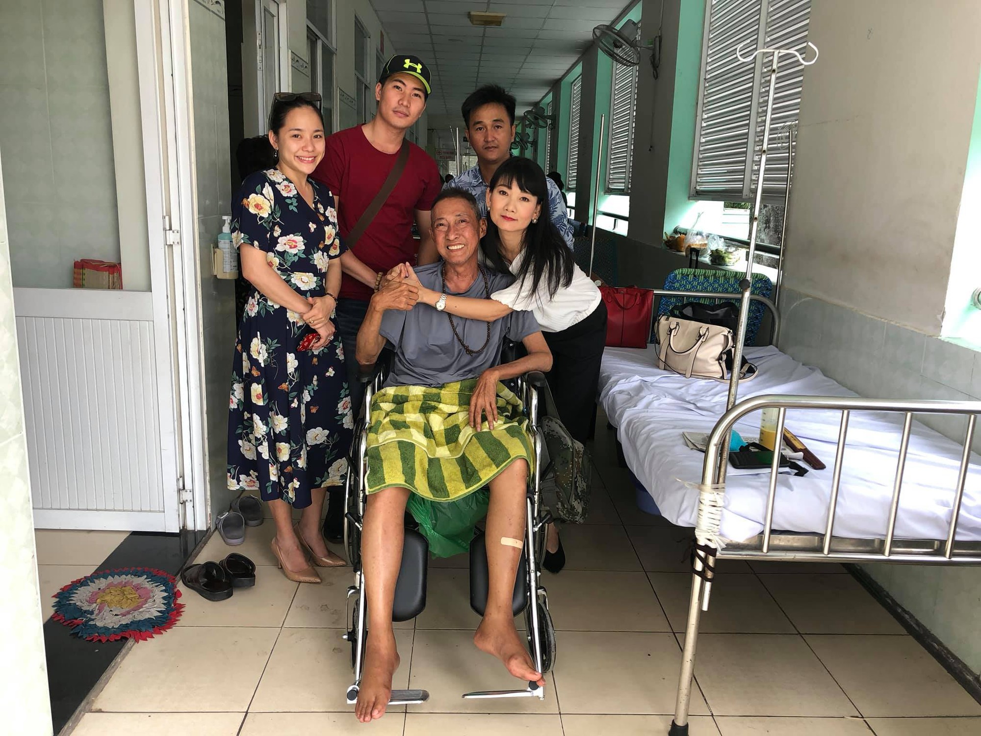Kỳ nữ Kim Cương động viên nghệ sĩ Lê Bình điều trị ung thư theo liệu pháp mới - Ảnh 3. Kỳ nữ Kim Cương động viên nghệ sĩ Lê Bình điều trị ung thư theo liệu pháp mới - Ảnh 3.