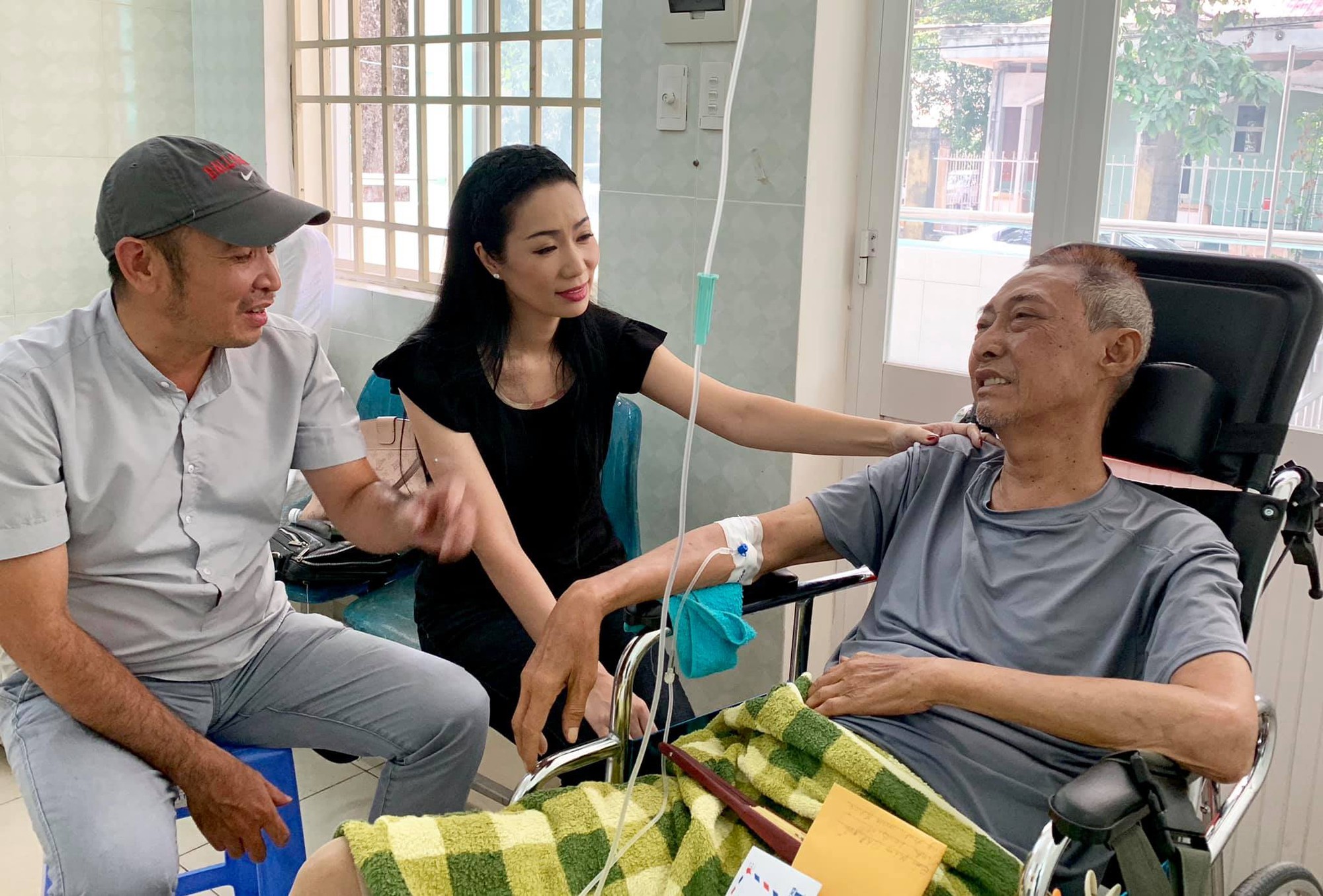 Kỳ nữ Kim Cương động viên nghệ sĩ Lê Bình điều trị ung thư theo liệu pháp mới - Ảnh 5. Kỳ nữ Kim Cương động viên nghệ sĩ Lê Bình điều trị ung thư theo liệu pháp mới - Ảnh 5.