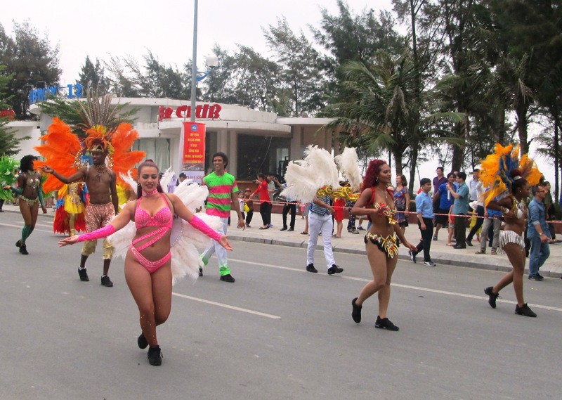 Mãn nhãn lễ hội Carnival đường phố lần đầu tiên xuất hiện tại Sầm Sơn - Ảnh 3.