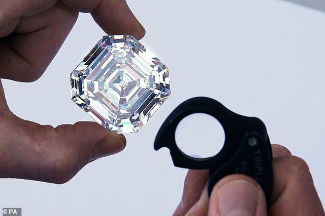 Bị phát hiện 44 viên kim cương trong hậu môn vì chạy xe không có biển số - Ảnh 3. Bị phát hiện 44 viên kim cương trong hậu môn vì chạy xe không có biển số - Ảnh 3.