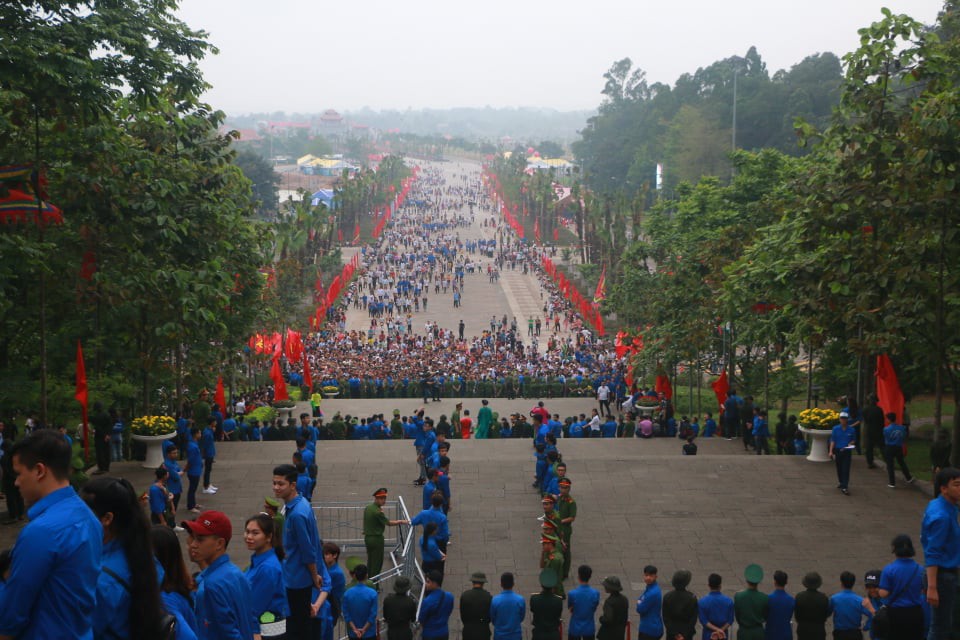 Chủ tịch Quốc hội Nguyễn Thị Kim Ngân dâng hương các Vua Hùng - Ảnh 11.