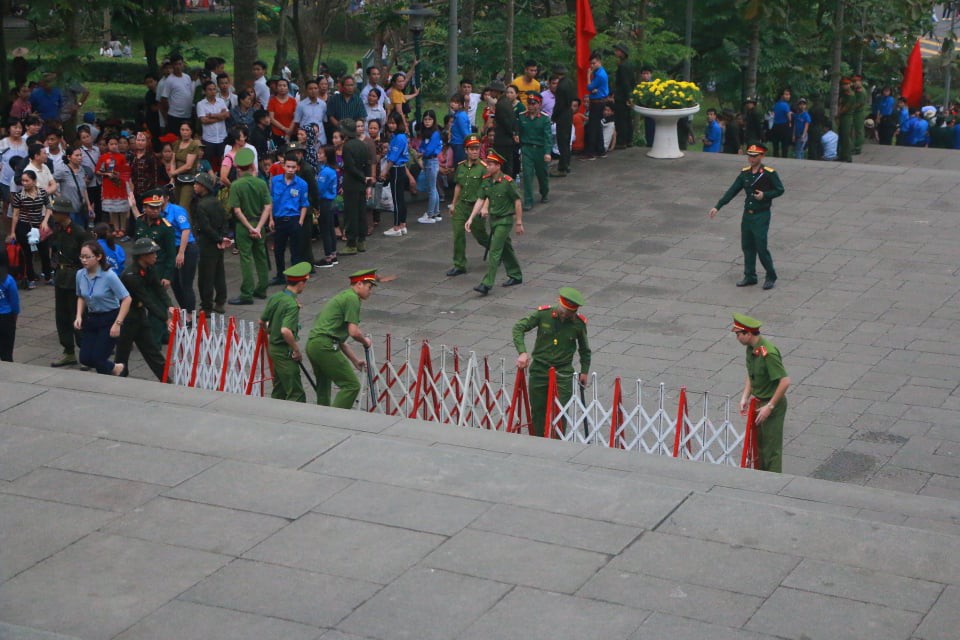 Chủ tịch Quốc hội Nguyễn Thị Kim Ngân dâng hương các Vua Hùng - Ảnh 18.