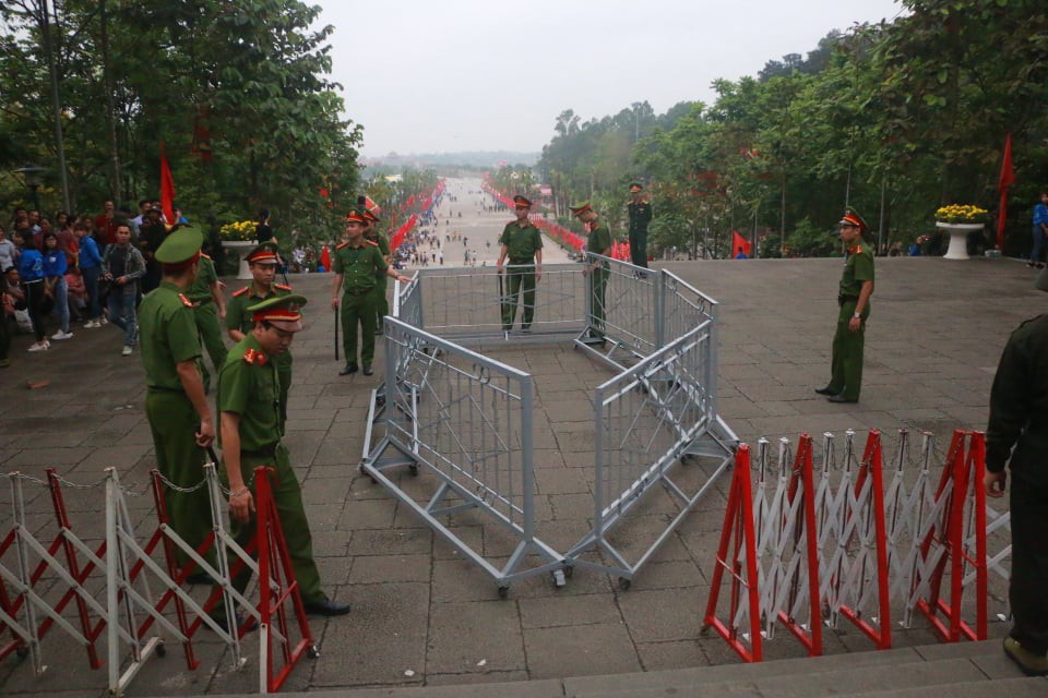 Chủ tịch Quốc hội Nguyễn Thị Kim Ngân dâng hương các Vua Hùng - Ảnh 19.