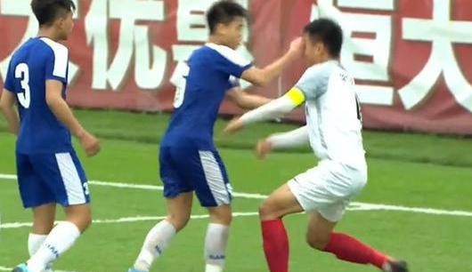 Cầu thủ U17 Hà Nội đấm rách mí mắt đồng nghiệp Trung Quốc - Ảnh 1.