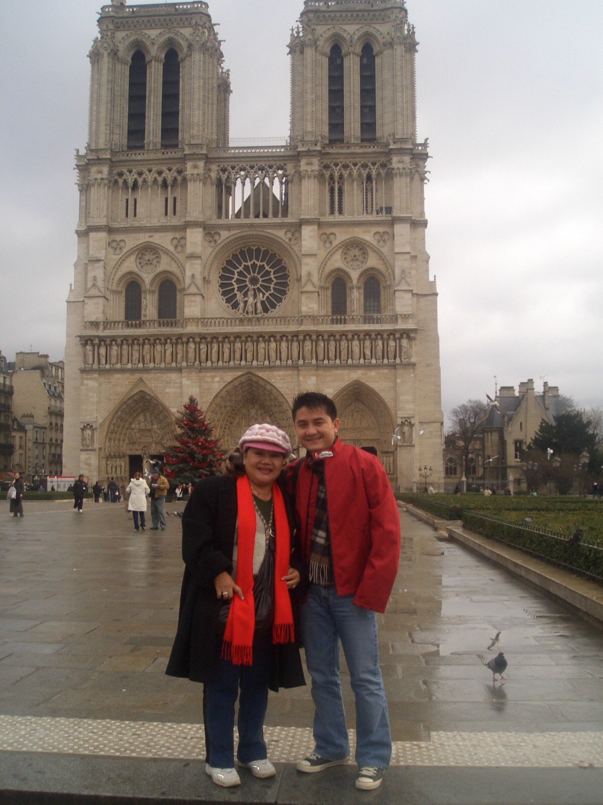 Nghệ sĩ bàng hoàng trước ngọn lửa bùng lên từ Nhà thờ Đức Bà Paris - Ảnh 2. Nghệ sĩ bàng hoàng trước ngọn lửa bùng lên từ Nhà thờ Đức Bà Paris - Ảnh 2.